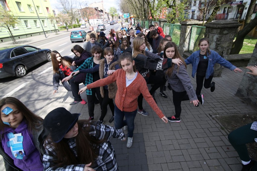 Na ulicach Piekar odbył się happening, przedstawiający mieszkańcom świat autystów [ZDJĘCIA]