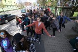 Na ulicach Piekar odbył się happening, przedstawiający mieszkańcom świat autystów [ZDJĘCIA]
