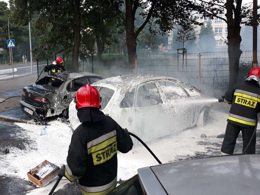 Wrocław. Groźny pożar na Szczepinie. Paliły się samochody (ZOBACZ ZDJĘCIA)