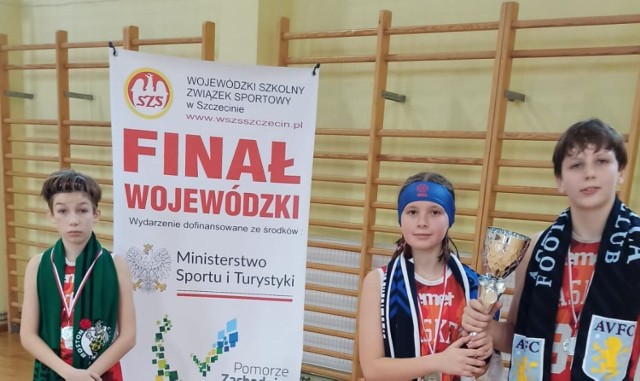 Srebrny zespół Emet Basket Szczecinek