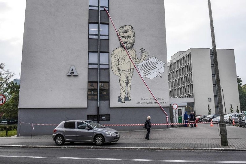 Okazały mural przedstawiający Stanisława Barańczaka został...