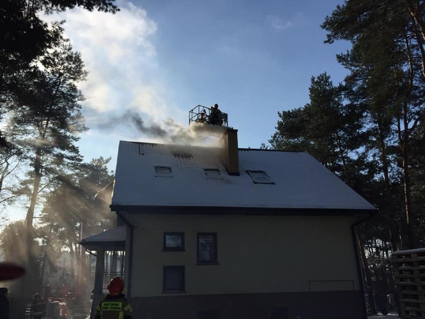 Pożar w Szadkowicach Ogrodzimiu. Paliły się sadze w kominie ZDJĘCIA