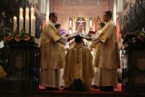 Święcenia biskupie w katedrze wrocławskiej. Wrocław ma nowego biskupa i drugiego najmłodszego na świecie [ZDJĘCIA]
