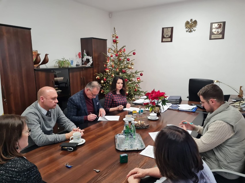 Powiat Nowodworski. Podpisano umowę na przebudowę czterech dróg powiatowych