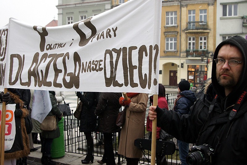Pikieta przeciwko prywatyzacji publicznych przedszkoli w Kaliszu. FILM i ZDJĘCIA