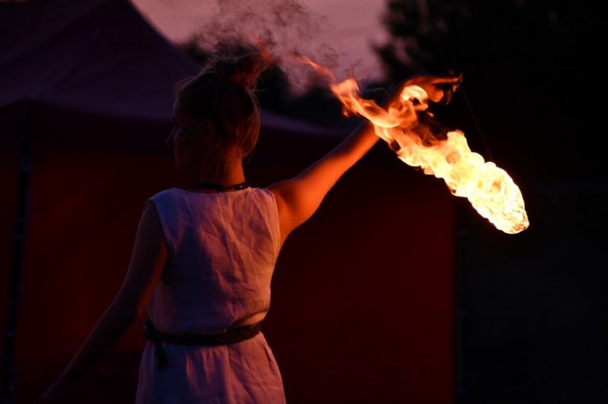 Widowiskowe pokazy Pirania   pirotechniczne i fireshow mogli obejrzeć koninianie na Bulwarze Nadwarciańskim . 