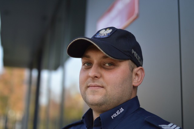 Szymon Głuszek dał się wcześniej poznać jako rapujący policjant, teraz pomaga używając innych uzdolnień