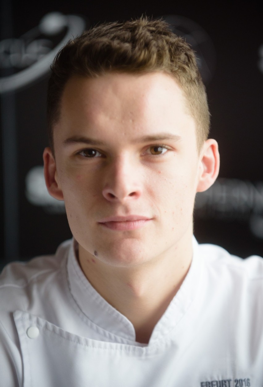Bartosz Peter - wybitny kucharz, między innymi zdobywca srebrnego i brązowego medalu w Kulinarnym Pucharze Świata, dwukrotny zwycięzca Kulinarnego Pucharu Polski i laureat L’art de la cuisine Martell 2017