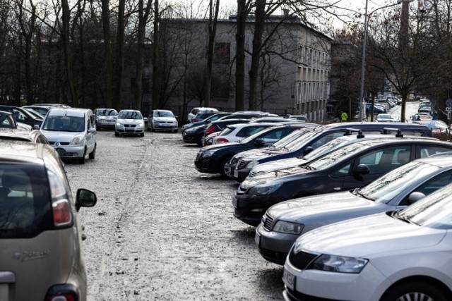 Połowa kierowców, którzy regularnie używają swoich samochodów w codziennych podróżach po mieście, deklaruje, że skłonni byliby zrezygnować z wykorzystania swojego samochodu.