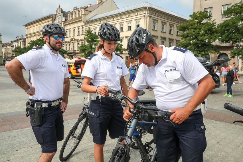 Kraków. Miasto kupiło rowery i alkomaty dla policji 