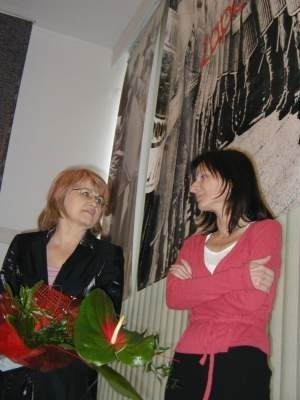 Halina Gawrońska (z lewej) dyrektor ChDK i Justyna Skowronek z IPN zachęcają do odwiedzenia wystawy.