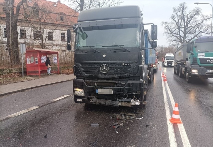 Groźny wypadek na drodze krajowej nr 35 pod Wrocławiem [ZDJĘCIA]