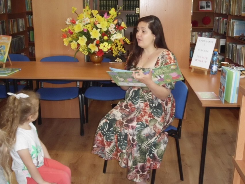 Sylwia Winnik czytała dzieciom z przedszkola w Bierkowicach 