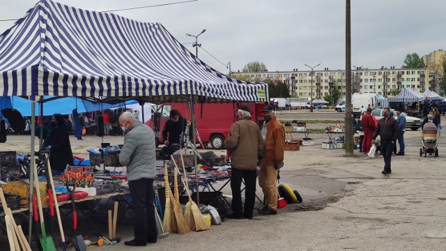 Bazar przy ul. Dmowskiego w niedzielę, 3 maja  2020, w Święto Konstytucji 3 Maja