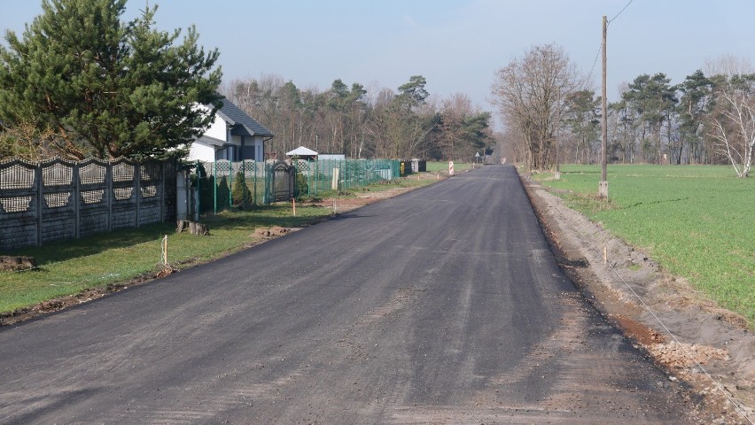 Drogowa inwestycja w gminie Poddębice na półmetku. Nowy asfalt na odcinku z Golic do Małego (fot)