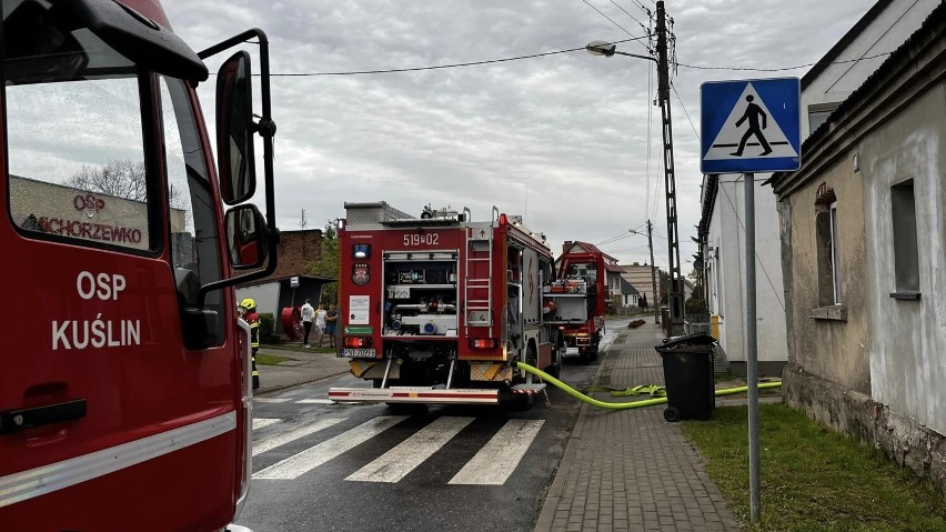 Pożar poddasza w budynku mieszkalny w Michorzewku. Czteroosobowa rodzina opuściła dom przed przybyciem straży!