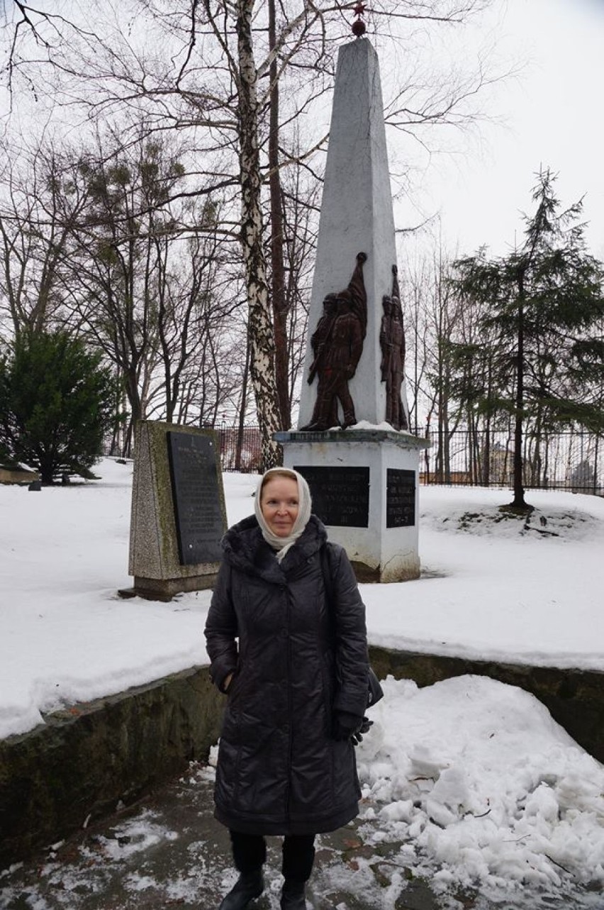Cmentarz Żołnierzy Armii Czerwonej w Wodzisławiu Śl. odwiedziła córka poległego żołnierza