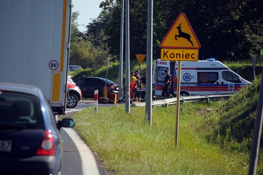 Śrem: wypadek na obwodnicy, są osoby poszkodowane, ruch jest...