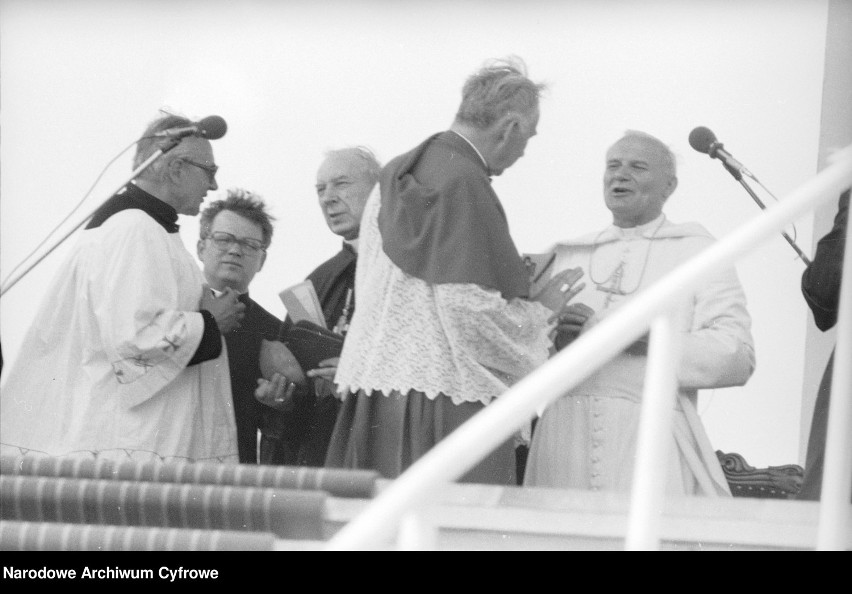 Spotkanie papieża Jana Pawła II z wiernymi w Gębarzewie pod Gnieznem podczas I pielgrzymki do Polski