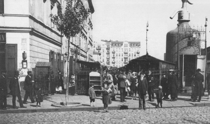 Wejście od ulicy Targowej w czasach ok. I wojny światowej. W...