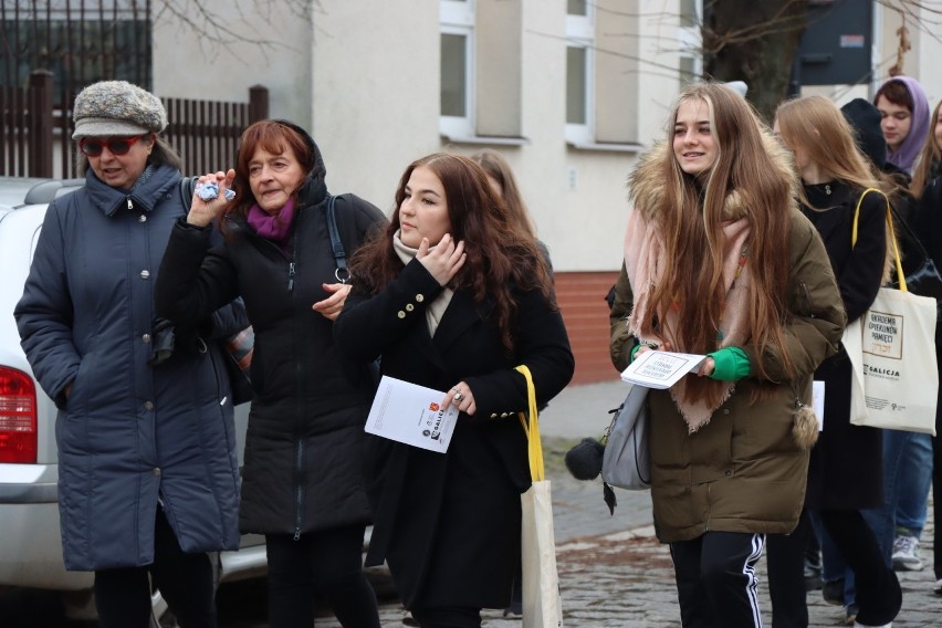 Kraśnik. Nauczyciele z uczniami na wspólnym spacerze. Tak kroczyli śladami kraśnickich Żydów. Zobacz zdjęcia