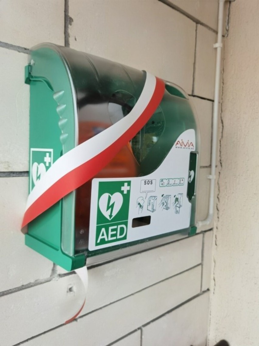 Automatyczny defibrylator w budynku starostwa powiatowego w Pińczowie. Pozwoli na szybką reakcję i uratowanie życia. Zobaczcie zdjęcia