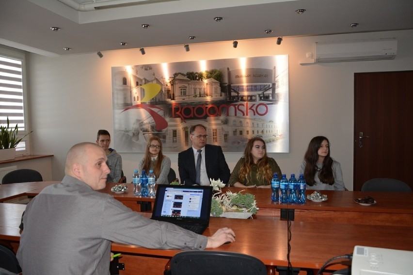 Spotkanie z Fundacją Foto Pozytyw w UM w Radomsku