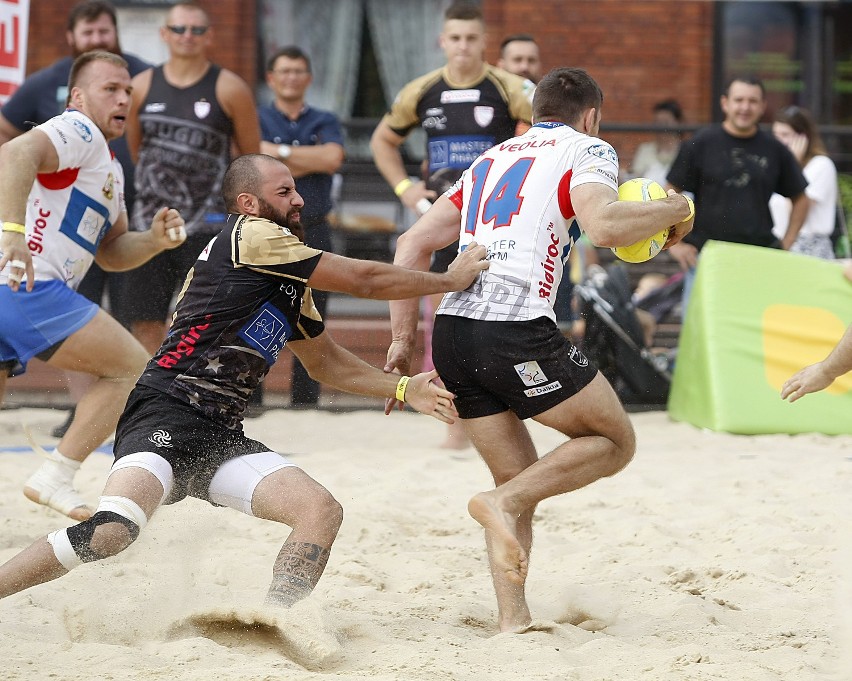 Rugby na plaży Manufaktury.