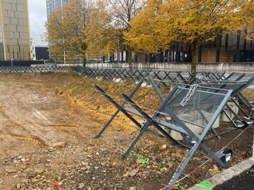 Drut kolczasty, opancerzone pojazdy i zasieki. Tak Luksemburg wita protestujących w sprawie Turowa