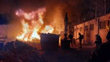 Pożar na ul. Fabrycznej w Rogoźnie. Z ogniem walczyło sześć zastępów straży pożarnej