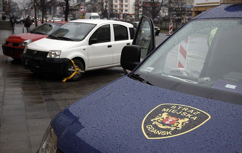 Blokady dla kierowców łamiących zakaz parkowania podczas remontu torowiska we Wrzeszczu