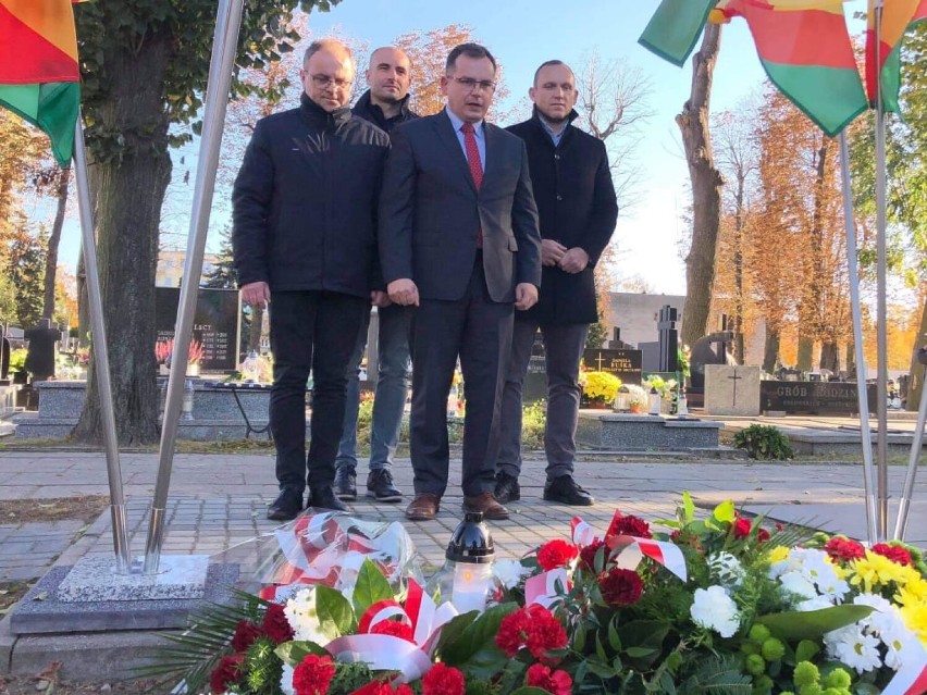 Święto miasta Zduńska Wola. Kwiaty przed pomnikiem Złotnickich