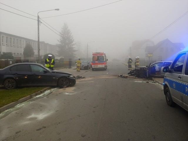 Informacja o tym, że w Sadkach, w rejonie szkoły, czołowo zderzyły się dwa auta osobowe, wpłynęła na stanowisko kierowania nakielskiej komendy krótko po godzinie 7