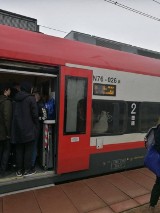Koleje Wielkopolskie: Zatłoczone pociągi na stacji w Palędziu. Uczniowie nie mogli dojechać do szkoły w Poznaniu