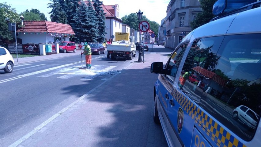 Ładunek spadł z przyczepy na ul. Marcinkowskiego w Lesznie