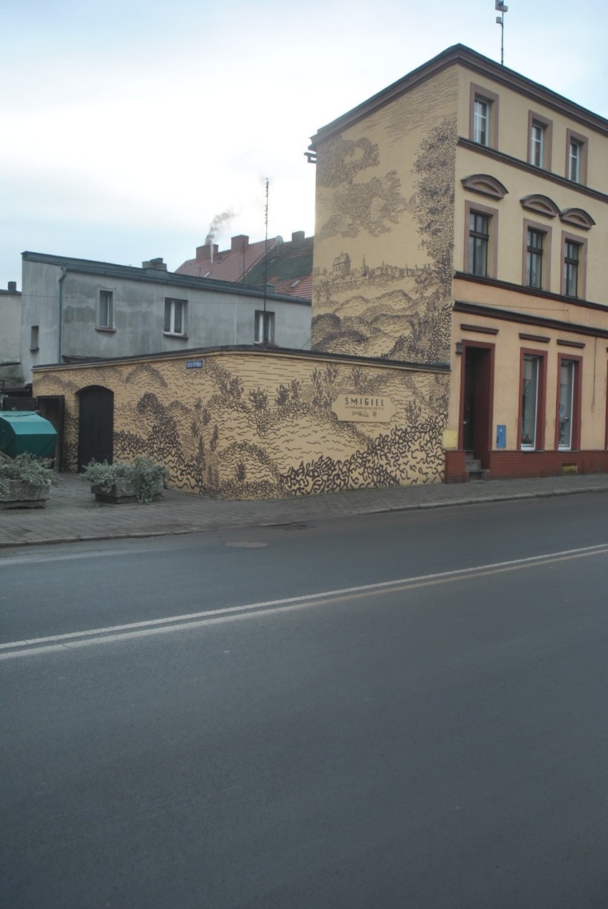 ŚMIGIEL. Mural przy ulicy Sienkiewicza wciąż stanowi jedną z najbardziej okazałych dekoracji miasta [ZDJĘCIA] 