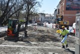 Tarnów. Wykopy i utrudnienia przy ulicy Dworcowej w Tarnowie. Drogowcy z PUK rozpoczęli budowę węzła przesiadkowego [ZDJĘCIA]