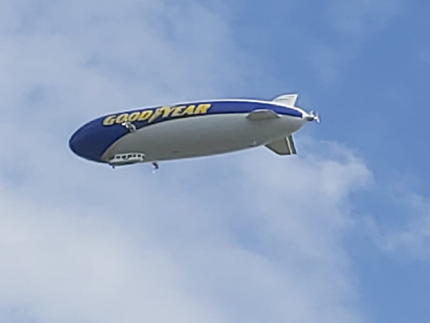 Statek powietrzny Goodyear to półsztywny Zeppelin NT, który...