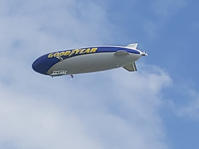 Statek powietrzny Goodyear to półsztywny Zeppelin NT, który jest największym tego typu modelem na świecie. Mierzy ponad 75 m długości – to prawie trzy czwarte długości boiska do piłki nożnej. Ma prawie 18 m wysokości. Gondola, czyli przedział pasażerski, mieści do 14 osób, które mogą podziwiać widoki przez duże panoramiczne okna.