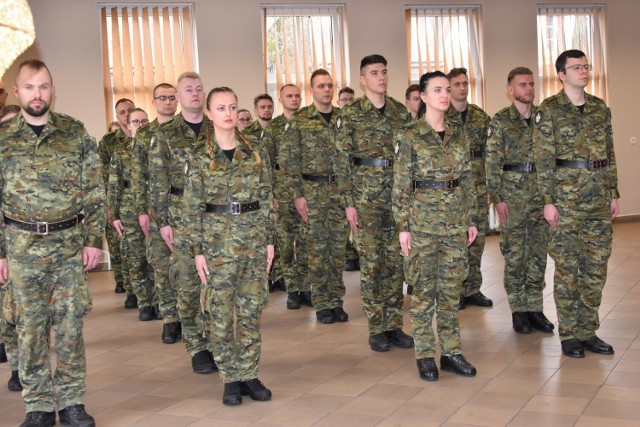 W czwartek (23 lutego) w siedzibie Nadodrzańskiego Oddziału Straży Granicznej w Krośnie Odrzańskim odbyła się duża uroczystość, podczas której oficjalnie mianowano podoficerów oraz ślubowali nowi funkcjonariusze.