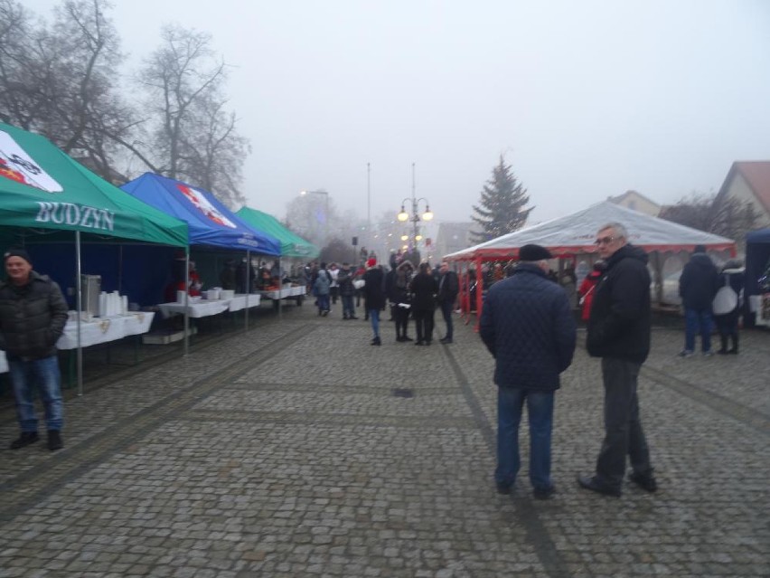 Spotkanie świąteczne w Budzyniu. Rynek się zapełnił.