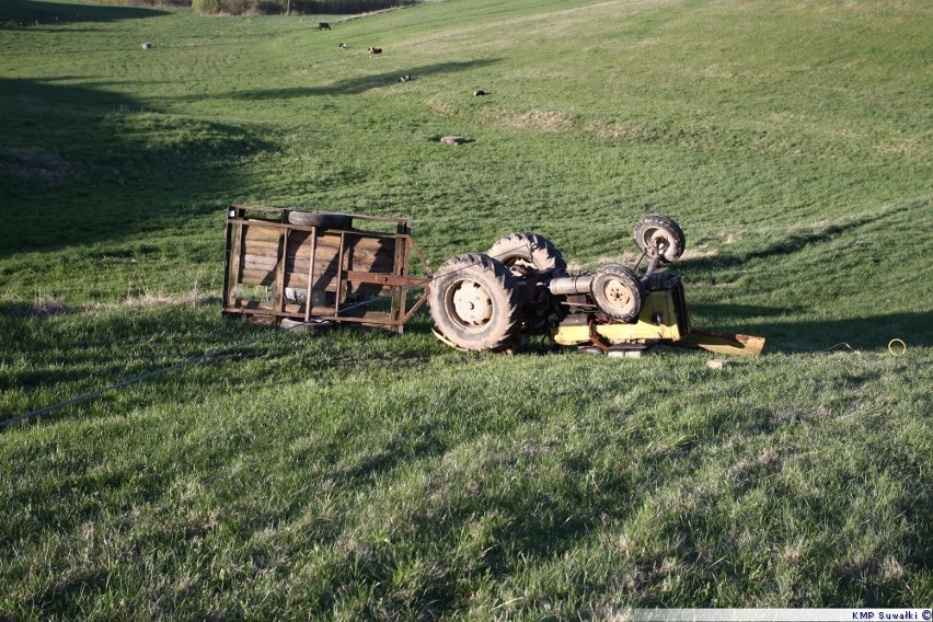 Wypadek w miejscowości Udryn. Rolnik zginął pod ciągnikiem [zdjęcia]