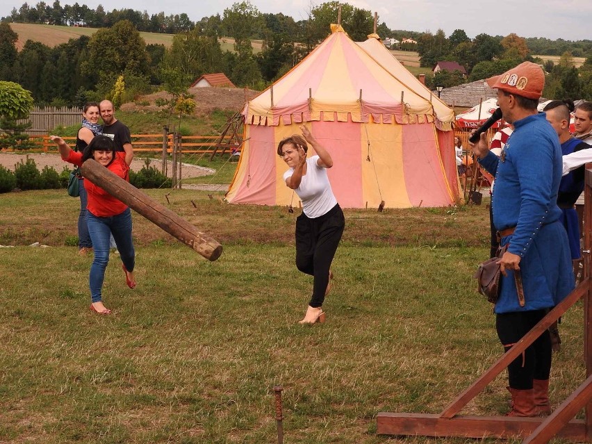 Świat dam, rycerzy, honoru i plebsu zagościł w warowni parku...