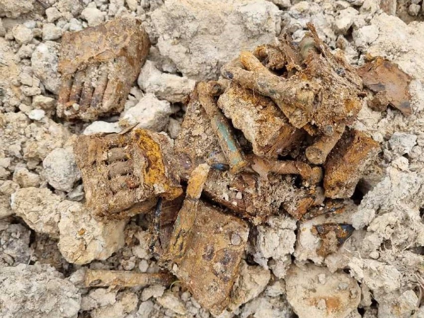 Znalezione przedmioty to amunicja kal. 7,62x54 pochodząca z...