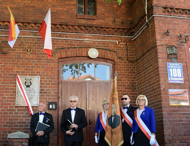 Na budynku d. Szkoły Powszechnej przy ul. Staropoznańskiej 108 w Inowrocławiu odsłonięto tablicę upamiętniającą zebranie organizacyjne Towarzystwa Śpiewu "Halka"