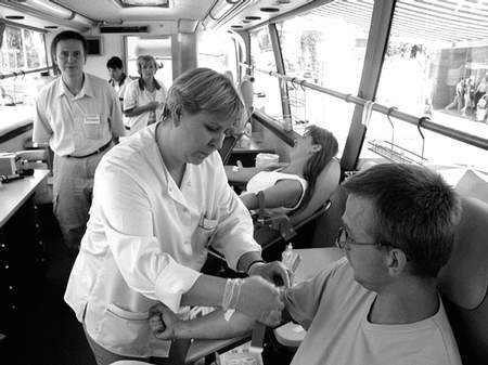 W specjalnym ambulansie na Placu Rady Europy nie brakowało wczoraj chętnych do oddania krwi.  Foto: JAKUB MORKOWSKI