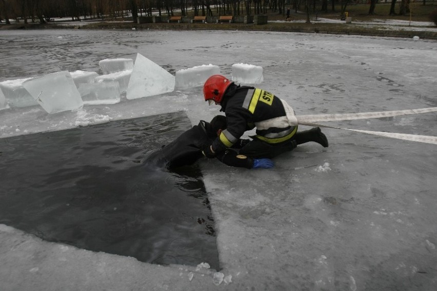 Świętochłowice: Pokaz ratownictwa spod lodu w wykonaniu strażaków i płetwonurków [ZDJĘCIA + WIDEO]
