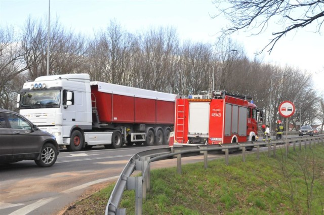 KOŚCIAN. Plama oleju ciągnęła się od ul. Koszewskiego do "starej piątki". Olej wyciekał z uszkodzonego autokaru