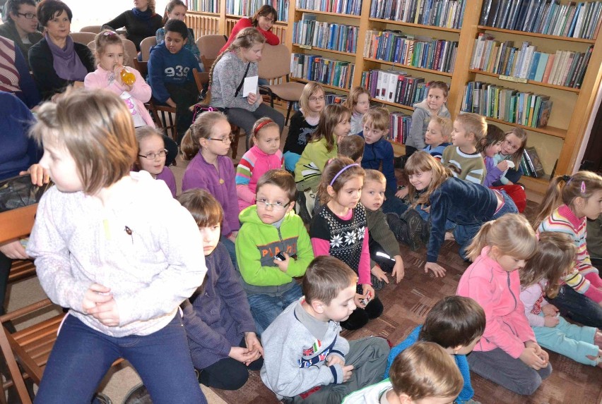 Przedstawienie teatralne dla dzieci w bibliotece na Starym Mieście w Malborku