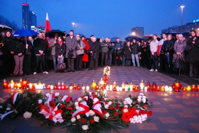 Dokładnie rok temu samolot prezydencki roztrzaskał się w ...